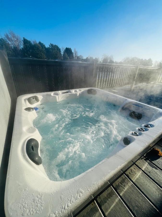 יורק Loki'S Retreat Lodge With Hot Tub מראה חיצוני תמונה